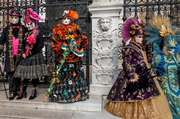 Les costumés du carnaval de Venise devant l'Arsenal de Venise.