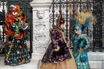 Les costumés du carnaval de Venise devant l'Arsenal de Venise.