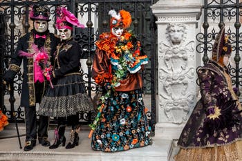 Les costumés du carnaval de Venise devant l'Arsenal de Venise.