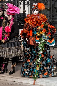 Les costumés du carnaval de Venise devant l'Arsenal de Venise.