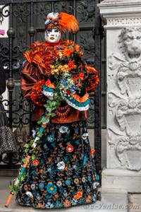 Les costumés du carnaval de Venise devant l'Arsenal de Venise.