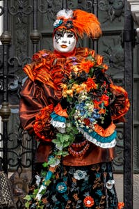 Les costumés du carnaval de Venise devant l'Arsenal de Venise.