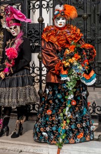 Les costumés du carnaval de Venise devant l'Arsenal de Venise.