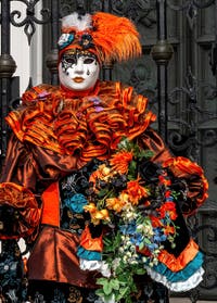 Les costumés du carnaval de Venise devant l'Arsenal de Venise.