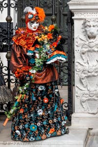 Les costumés du carnaval de Venise devant l'Arsenal de Venise.