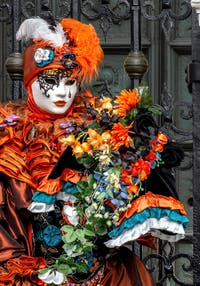 Les costumés du carnaval de Venise devant l'Arsenal de Venise.