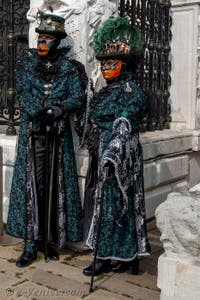 Les costumés du carnaval de Venise devant l'Arsenal de Venise.