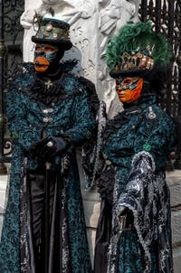 Les costumés du carnaval de Venise devant l'Arsenal de Venise.