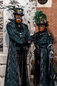 Les costumés du carnaval de Venise devant l'Arsenal de Venise.