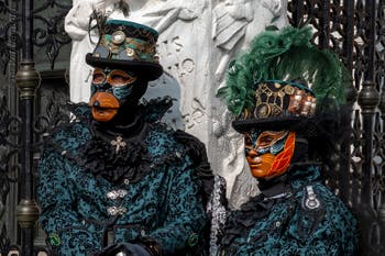 Les costumés du carnaval de Venise devant l'Arsenal de Venise.