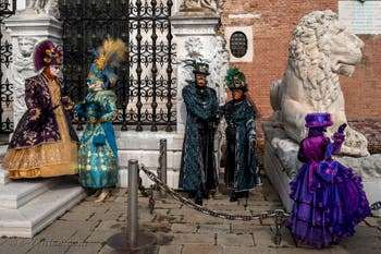 Les costumés du carnaval de Venise devant l'Arsenal de Venise.