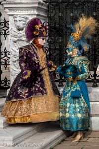 Les costumés du carnaval de Venise devant l'Arsenal de Venise.