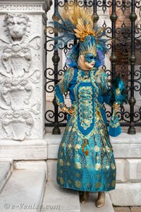 Les costumés du carnaval de Venise devant l'Arsenal de Venise.