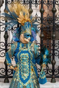 Les costumés du carnaval de Venise devant l'Arsenal de Venise.