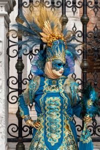 Les costumés du carnaval de Venise devant l'Arsenal de Venise.