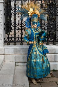 Les costumés du carnaval de Venise devant l'Arsenal de Venise.