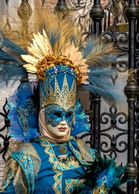 Les costumés du carnaval de Venise devant l'Arsenal de Venise.