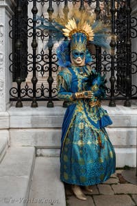 Les costumés du carnaval de Venise devant l'Arsenal de Venise.