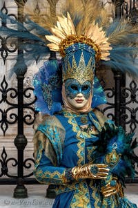 Les costumés du carnaval de Venise devant l'Arsenal de Venise.