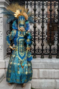 Les costumés du carnaval de Venise devant l'Arsenal de Venise.