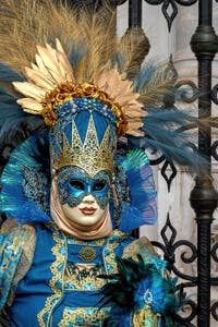 Les costumés du carnaval de Venise devant l'Arsenal de Venise.