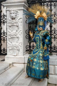 Les costumés du carnaval de Venise devant l'Arsenal de Venise.