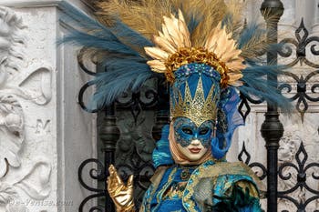 Les costumés du carnaval de Venise devant l'Arsenal de Venise.