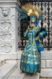 Les costumés du carnaval de Venise devant l'Arsenal de Venise.