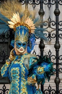 Les costumés du carnaval de Venise devant l'Arsenal de Venise.