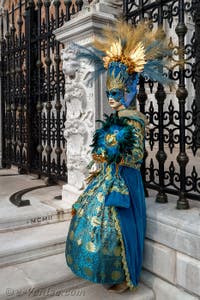 Les costumés du carnaval de Venise devant l'Arsenal de Venise.