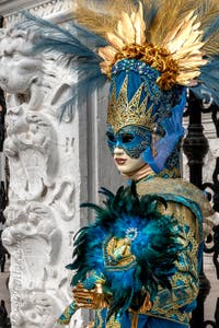 Les costumés du carnaval de Venise devant l'Arsenal de Venise.