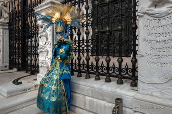 Les costumés du carnaval de Venise devant l'Arsenal de Venise.