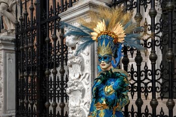 Les costumés du carnaval de Venise devant l'Arsenal de Venise.