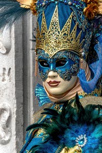 Les costumés du carnaval de Venise devant l'Arsenal de Venise.