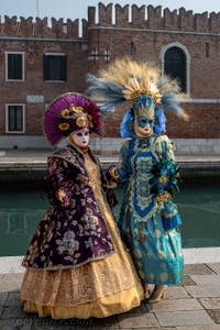 Les costumés du carnaval de Venise devant l'Arsenal de Venise.