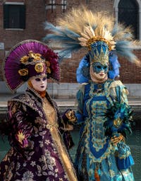 Les costumés du carnaval de Venise devant l'Arsenal de Venise.