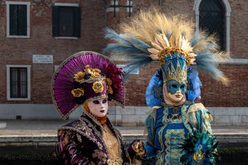 Les costumés du carnaval de Venise devant l'Arsenal de Venise.