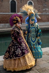 Les costumés du carnaval de Venise devant l'Arsenal de Venise.