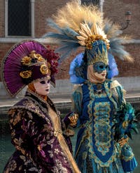 Les costumés du carnaval de Venise devant l'Arsenal de Venise.