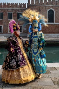 Les costumés du carnaval de Venise devant l'Arsenal de Venise.