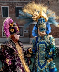 Les costumés du carnaval de Venise devant l'Arsenal de Venise.