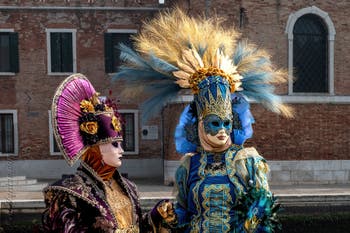 Les costumés du carnaval de Venise devant l'Arsenal de Venise.