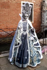 Les costumés du carnaval de Venise devant l'Arsenal de Venise.