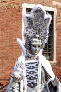 Les costumés du carnaval de Venise devant l'Arsenal de Venise.