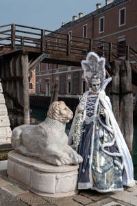 Les costumés du carnaval de Venise devant l'Arsenal de Venise.