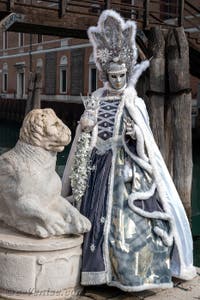 Les costumés du carnaval de Venise devant l'Arsenal de Venise.