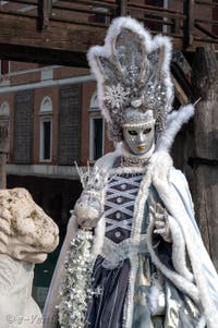 Les costumés du carnaval de Venise devant l'Arsenal de Venise.