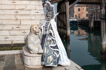 Les costumés du carnaval de Venise devant l'Arsenal de Venise.