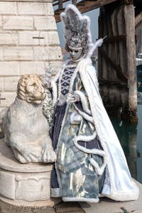 Les costumés du carnaval de Venise devant l'Arsenal de Venise.