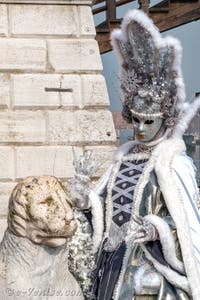 Les costumés du carnaval de Venise devant l'Arsenal de Venise.